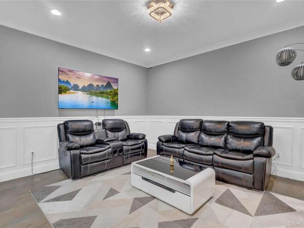 10 Fuschetto Court, Farmingdale NY 11735