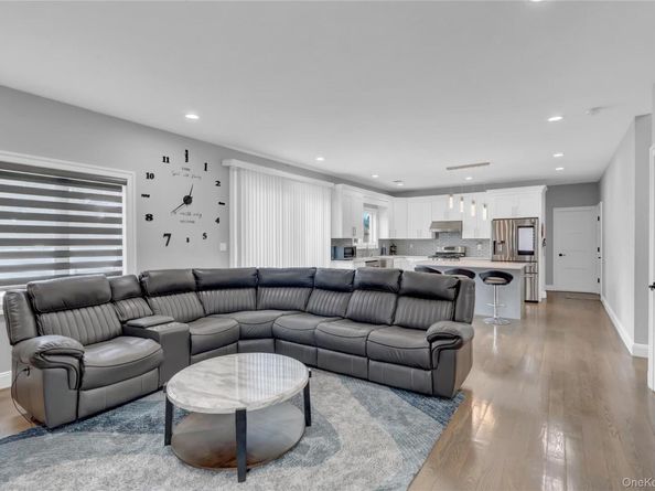 10 Fuschetto Court, Farmingdale NY 11735