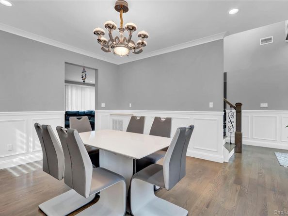 10 Fuschetto Court, Farmingdale NY 11735