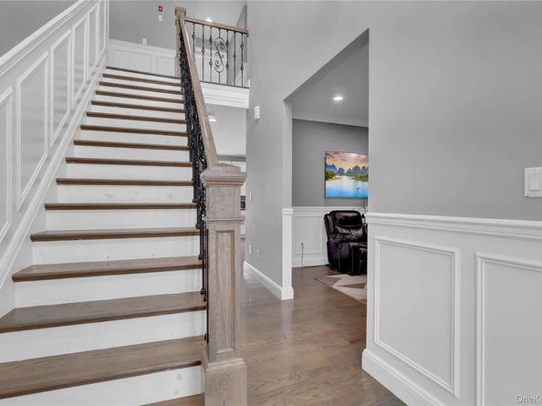 10 Fuschetto Court, Farmingdale NY 11735