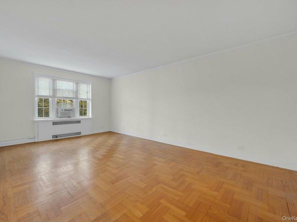 5 Midland Gardens 3M, Bronxville NY 10708