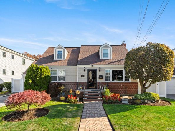 165 Lenox Avenue, Uniondale NY 11553