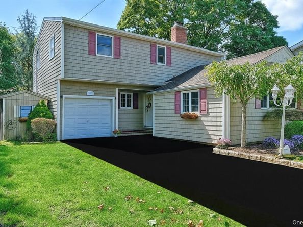 22 Fairview Road W, Massapequa NY 11758