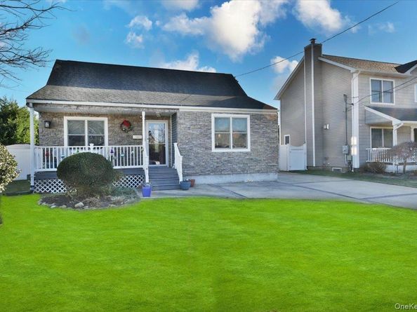 24 Arlyn Drive E, Massapequa NY 11758