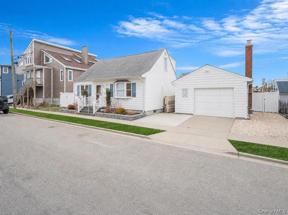 677 S 9th Street, Lindenhurst NY 11757