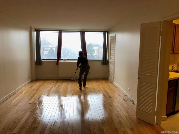 1 Bay Club Drive 4Y, Bayside NY 11360