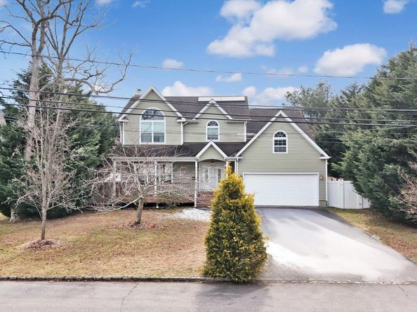 14 Donna Place, East Islip NY 11730