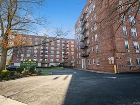 54-40 Little Neck Parkway 6M, Little Neck NY 11362