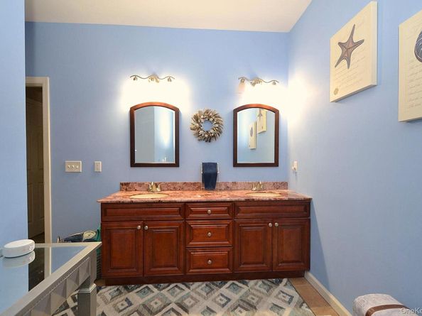 11 Macintosh, Selden NY 11784