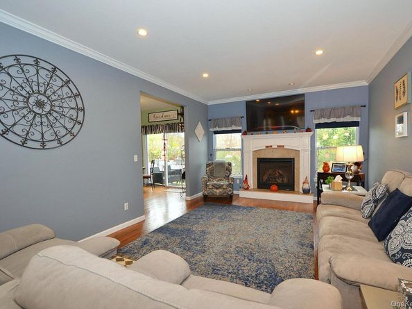 11 Macintosh, Selden NY 11784