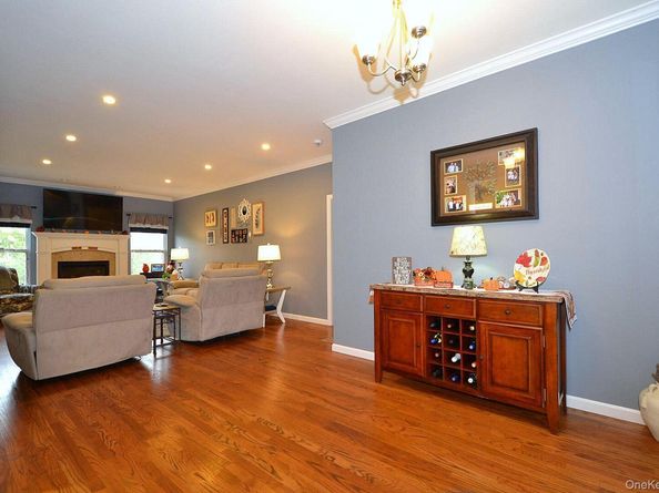 11 Macintosh, Selden NY 11784