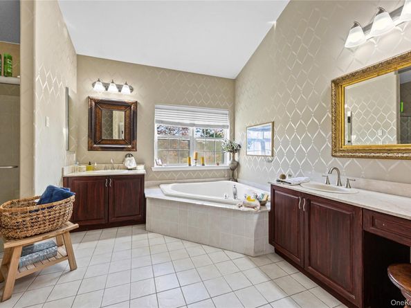 38 Hamlet Drive, Mount Sinai NY 11766