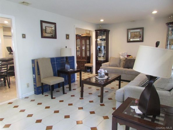 828 Windmill Avenue, West Babylon NY 11704