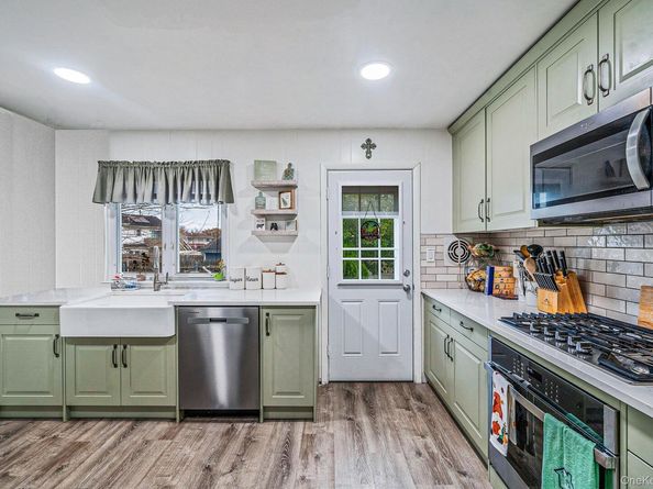 7 Hester Lane, Ronkonkoma NY 11779