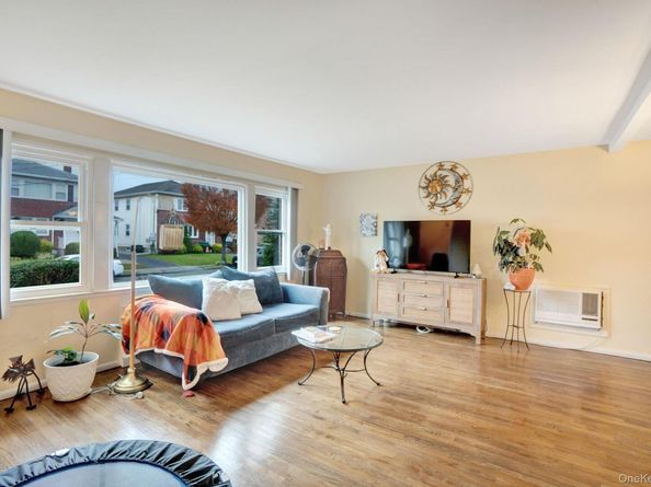 35 Gibson Boulevard, Valley Stream NY 11581