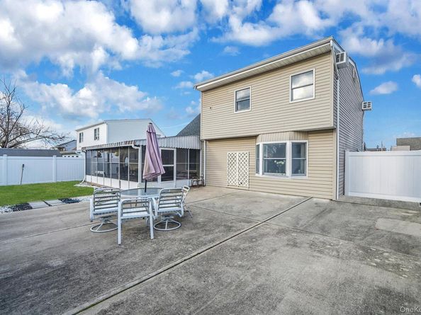 32 Needle Lane, Levittown NY 11756