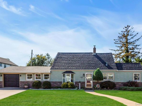 160 Old Farm Road, Levittown NY 11756