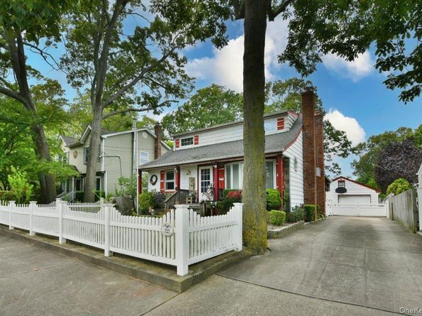 366 W Gates Avenue, Lindenhurst NY 11757