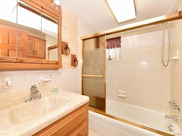 366 W Gates Avenue, Lindenhurst NY 11757