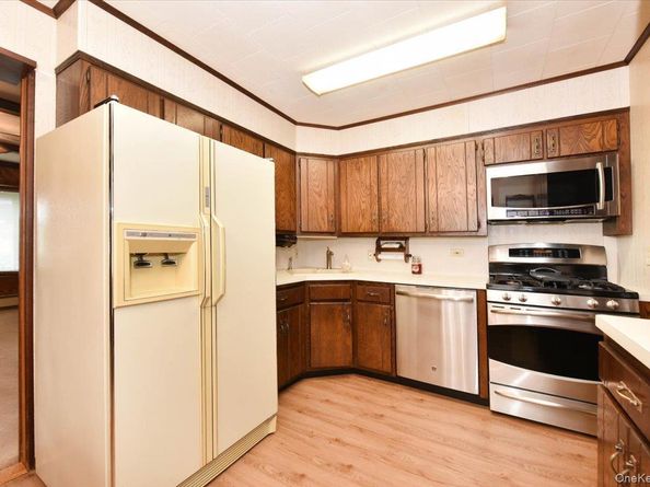 366 W Gates Avenue, Lindenhurst NY 11757