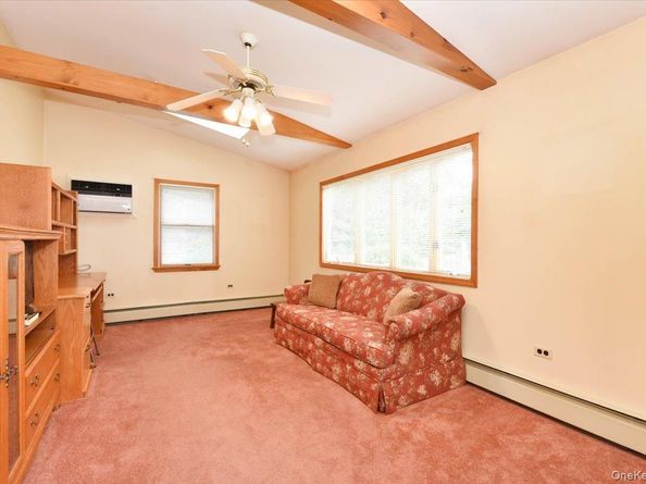 366 W Gates Avenue, Lindenhurst NY 11757