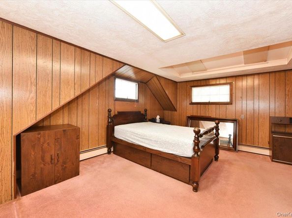 366 W Gates Avenue, Lindenhurst NY 11757
