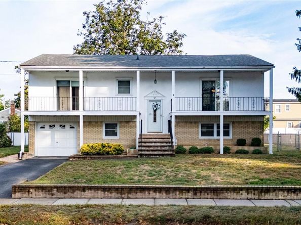 52 Dover Street, Lindenhurst NY 11757