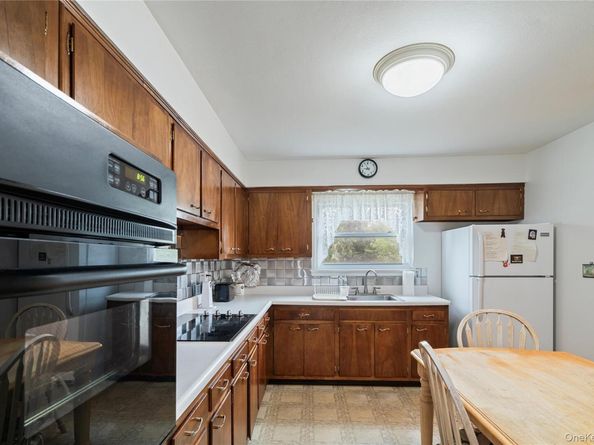 52 Dover Street, Lindenhurst NY 11757