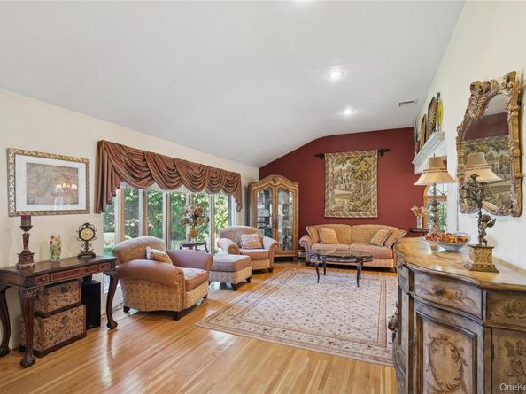 3 Wood Lane, Plainview NY 11803
