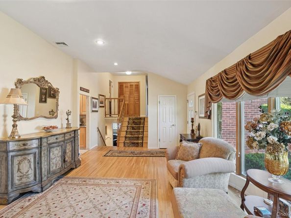 3 Wood Lane, Plainview NY 11803