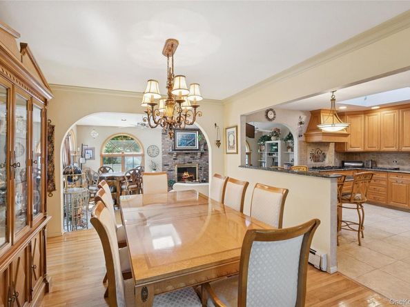 3 Wood Lane, Plainview NY 11803