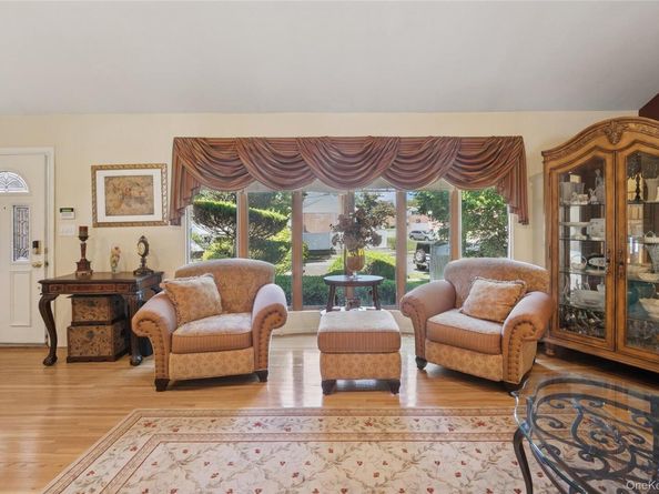 3 Wood Lane, Plainview NY 11803