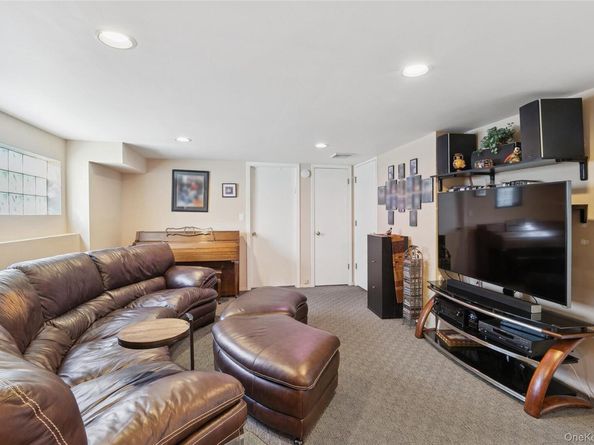 3 Wood Lane, Plainview NY 11803