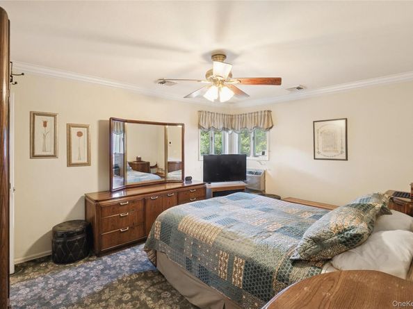 3 Wood Lane, Plainview NY 11803