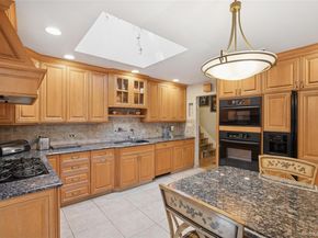 3 Wood Lane, Plainview NY 11803