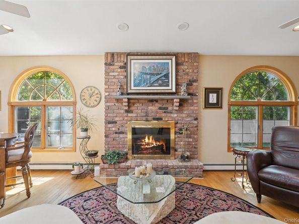 3 Wood Lane, Plainview NY 11803