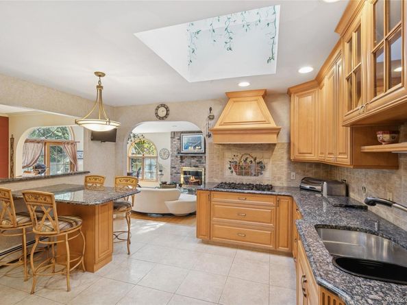 3 Wood Lane, Plainview NY 11803