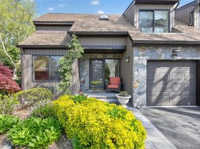 5 Pony Circle 5, Roslyn Heights NY 11577