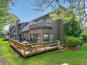 5 Pony Circle 5, Roslyn Heights NY 11577