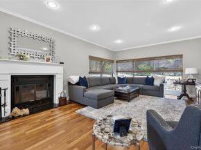 5 Pony Circle 5, Roslyn Heights NY 11577