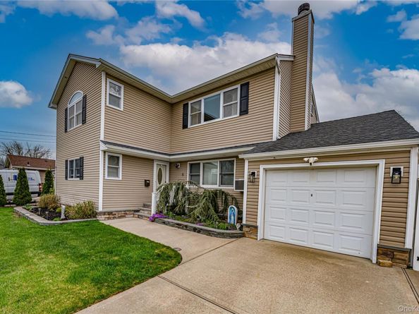 5 Taylor Drive, Farmingdale NY 11735