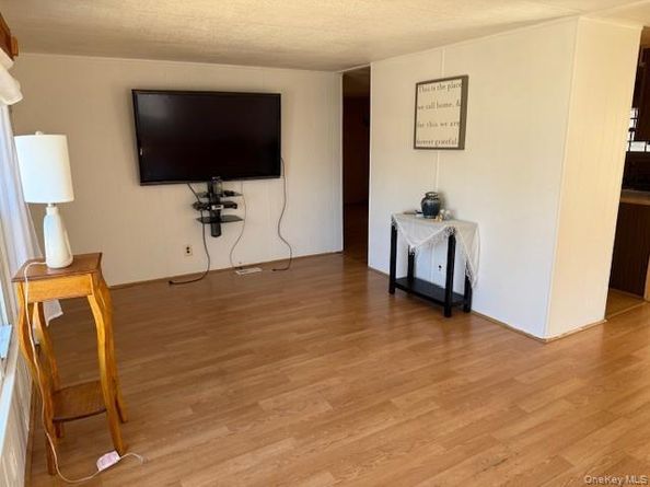 1661 Old Country Road Unit #415 415, Riverhead NY 11901