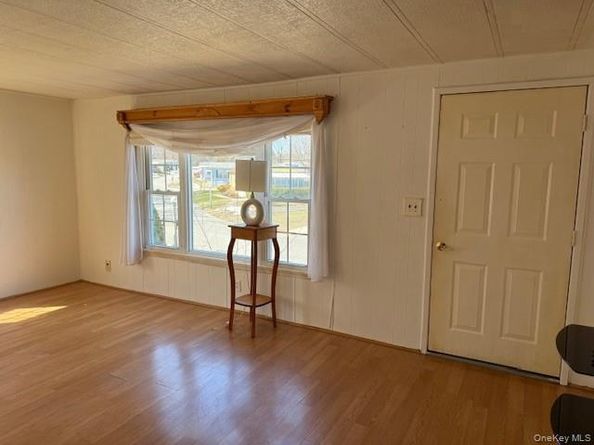 1661 Old Country Road Unit #415 415, Riverhead NY 11901