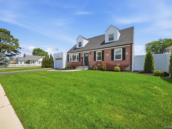 91 Doges Prom, Lindenhurst NY 11757