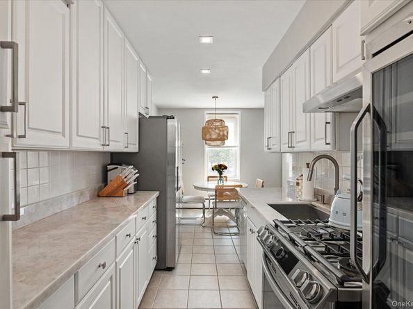 60 Hempstead Avenue 2C, Lynbrook NY 11563