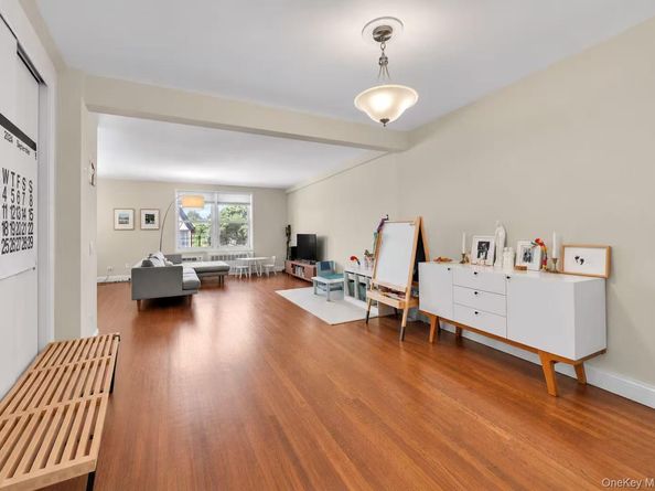 241-20 Northern Blvd 6K, Douglaston NY 11362