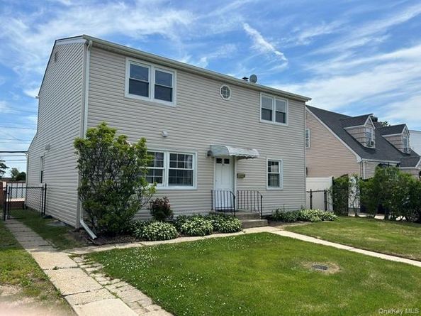 32 Gables Drive, Hicksville NY 11801