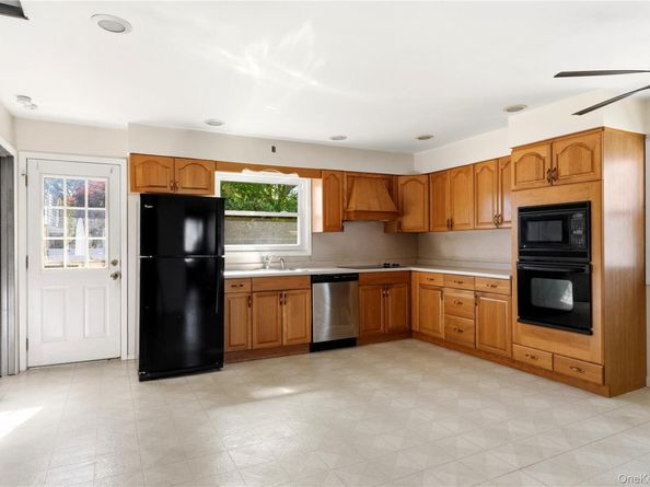 231 E Clearwater Road, Lindenhurst NY 11757
