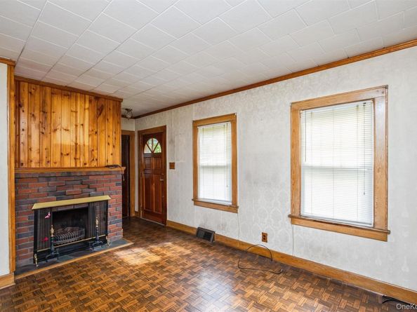 10 Laurel Road, Ronkonkoma NY 11779