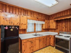 10 Laurel Road, Ronkonkoma NY 11779